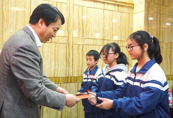 中國華融黨委副書記、監(jiān)事長胡建忠一行赴四川宣漢縣調(diào)研督導(dǎo)扶貧工作